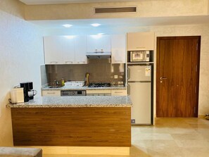 Fridge, microwave, oven, stovetop - Residence Luxe Piscine - Marrakesh (Marrakech)