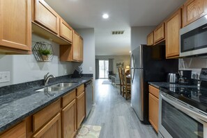 Frigorifero, microonde, forno, piano cottura