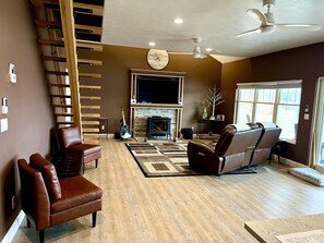 Interior - Peaceful Private Waterfront Home (Redwood)