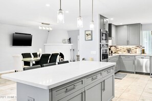 Fridge, microwave, oven, stovetop - Cactus Manor, Heated Pool ! Putting Green!  Centrally located (Phoenix)
