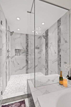 Combined shower/tub, jetted tub, hair dryer, towels