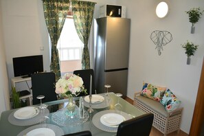 Dining - A2 - apt w. terrace, just 3 min walk to the beach (Rogoznica)
