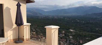 Luxury 4-Bed Hillside Retreat in Roccacasale