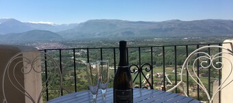 Luxury 4-Bed Hillside Retreat in Roccacasale