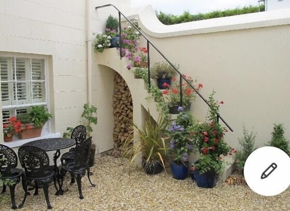 Outdoor dining - Private luxury apartment near Belfast with garage (Holywood)