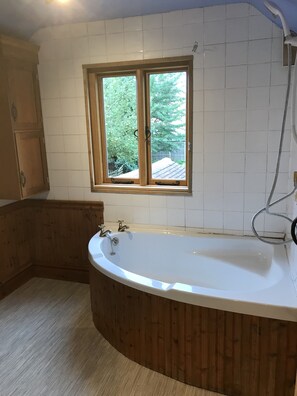 Ensemble douche/baignoire, sĂšche-cheveux, serviettes fournies