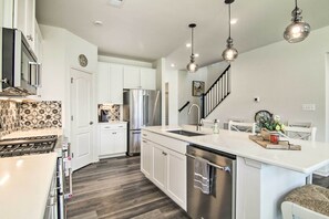 Fridge, microwave, stovetop, dishwasher