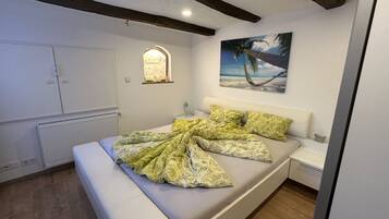 1 dormitori, planxa i posts de planxar, wifi gratuïta i roba de llit