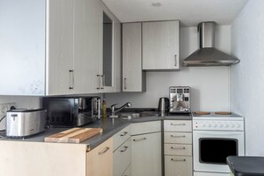 Fridge, microwave, oven, stovetop - Holiday Apartment 'Insel Reichenau' with Terrace & Wi-Fi (Insel Reichenau)