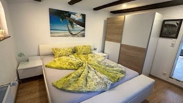 1 habitación, tabla de planchar con plancha, wifi gratis y ropa de cama