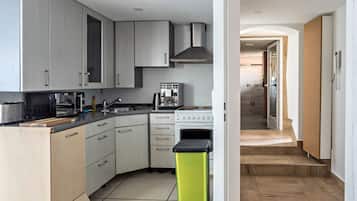 Frigorifero, microonde, forno, piano cottura