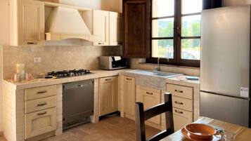 Réfrigérateur, micro-ondes, lave-vaisselle, chaise haute