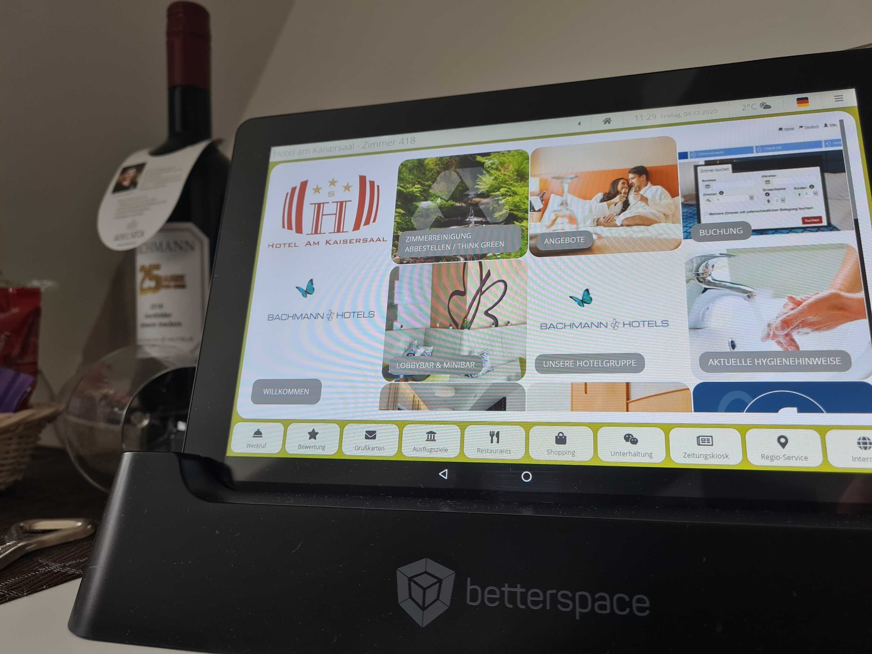 Quiosco de reservas de hotel con una pantalla que muestra diversas opciones, servicios y comodidades hoteleras.