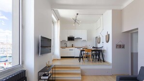 Eine moderne Wohnung mit Küche, Essbereich und Wohnzimmer.