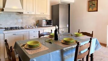 Frigorifero, microonde, pentole/stoviglie/utensili