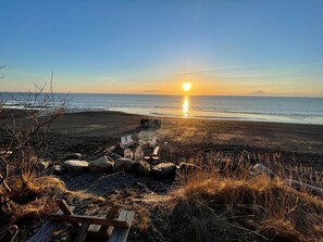 على الشاطئ، كراسي للتشمس، مناشف للشاطئ