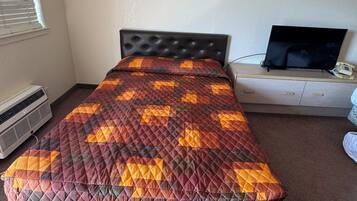 Basic Double Room | Free WiFi, bed sheets