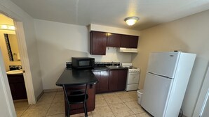 Basic Double Room | In-room dining - Airport Motel (Pasco)