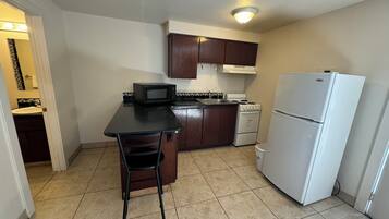 Kamar Double Basic | Makan di kamar