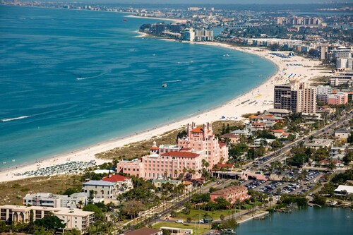 Modern Building in Heart of St Pete Beach. Heated Pool. Close to Great Restaurants, Bars, Shopping.