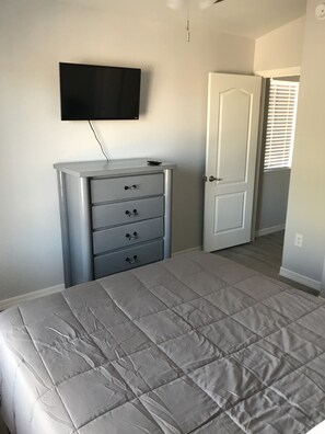 2 bedrooms, iron/ironing board, free WiFi, bed sheets