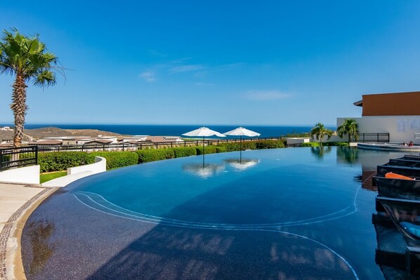 Outdoor pool, an infinity pool