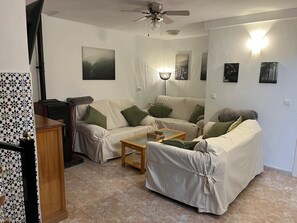 Fernseher, Kamin, Videospiele, DVD-Player