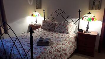 3 slaapkamers, een strijkplank/strijkijzer, gratis wifi, beddengoed