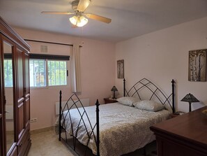 3 chambres, fer et planche à repasser, accès au Wi-Fi (inclus)