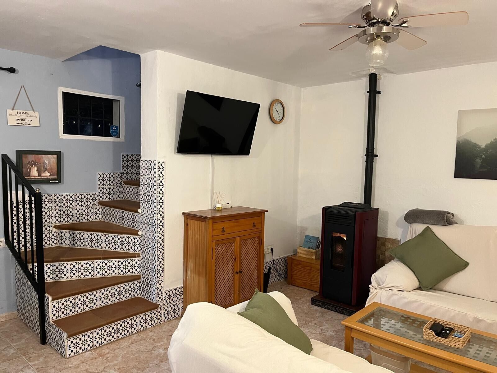 Een televisie, een open haard, videogames en een dvd-speler