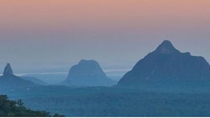 Paisaje montañoso con múltiples cumbres.
