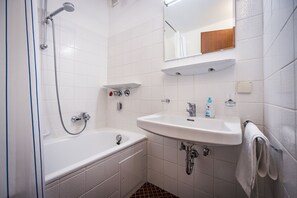 Bañera, secador de pelo y toallas