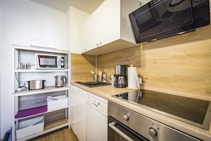 Køleskab, mikrobølgeovn, ovn, kogeplade