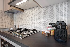 Een koelkast, een microgolfoven, een oven, een kookplaat