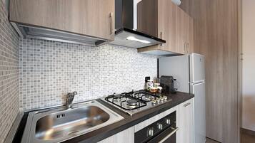 Kühlschrank, Mikrowelle, Ofen, Herdplatte