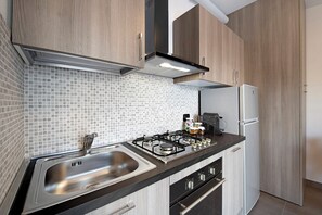 Jääkaappi, mikroaaltouuni, uuni, liesi