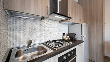 Kjøleskap, mikrobølgeovn, ovn og kokeplater