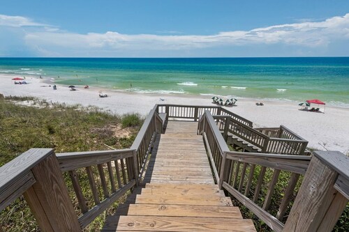 Gulf Front Condo w/unbeatable views! Gulf front Community Pool/Large private gulf front balcony/WiFi