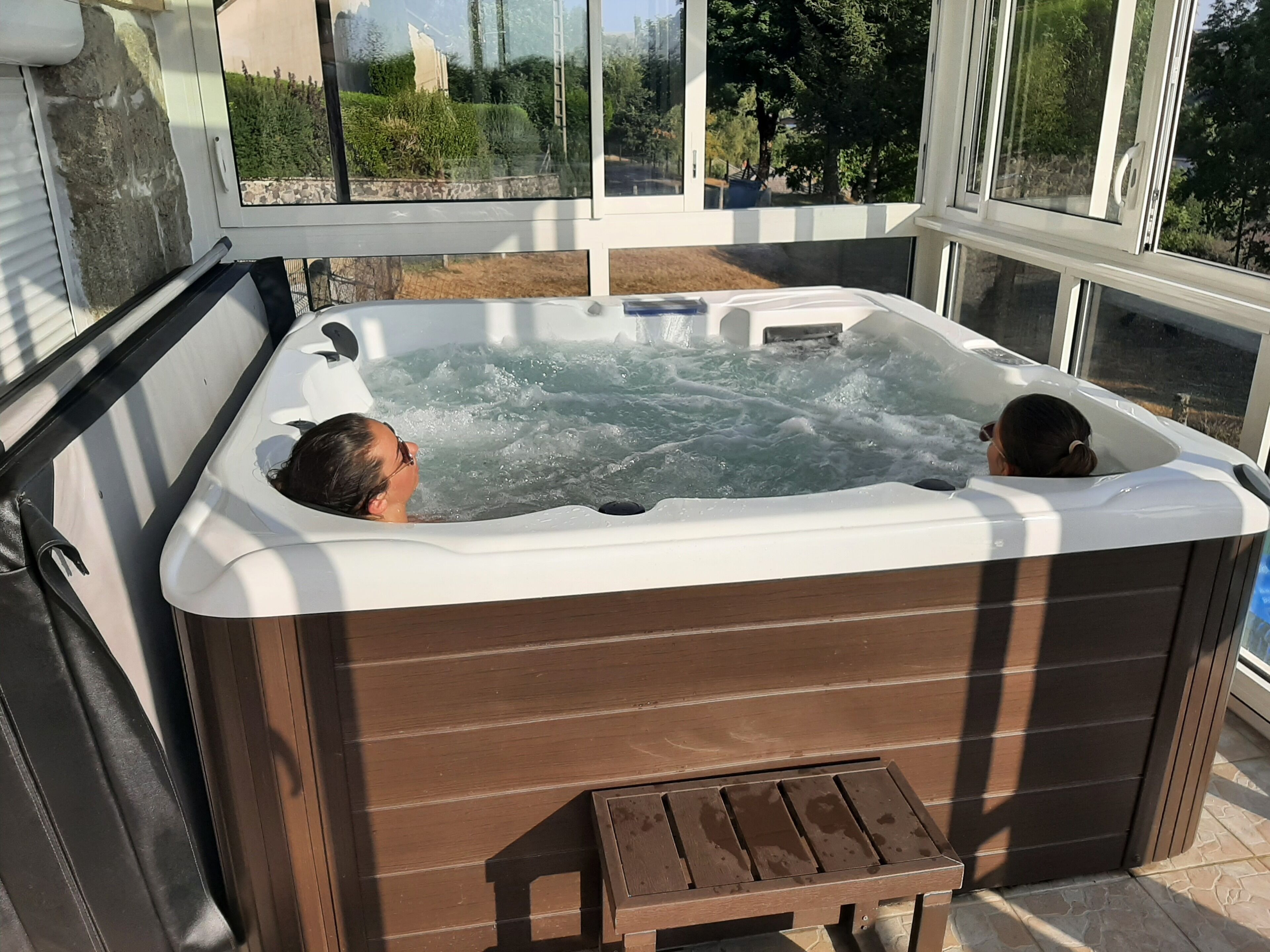 Outdoor spa tub