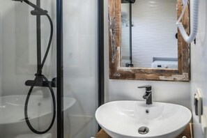 Shower, hair dryer, towels
