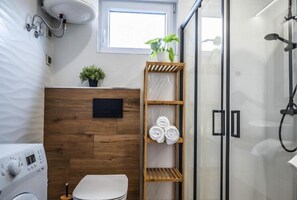 Shower, hair dryer, towels