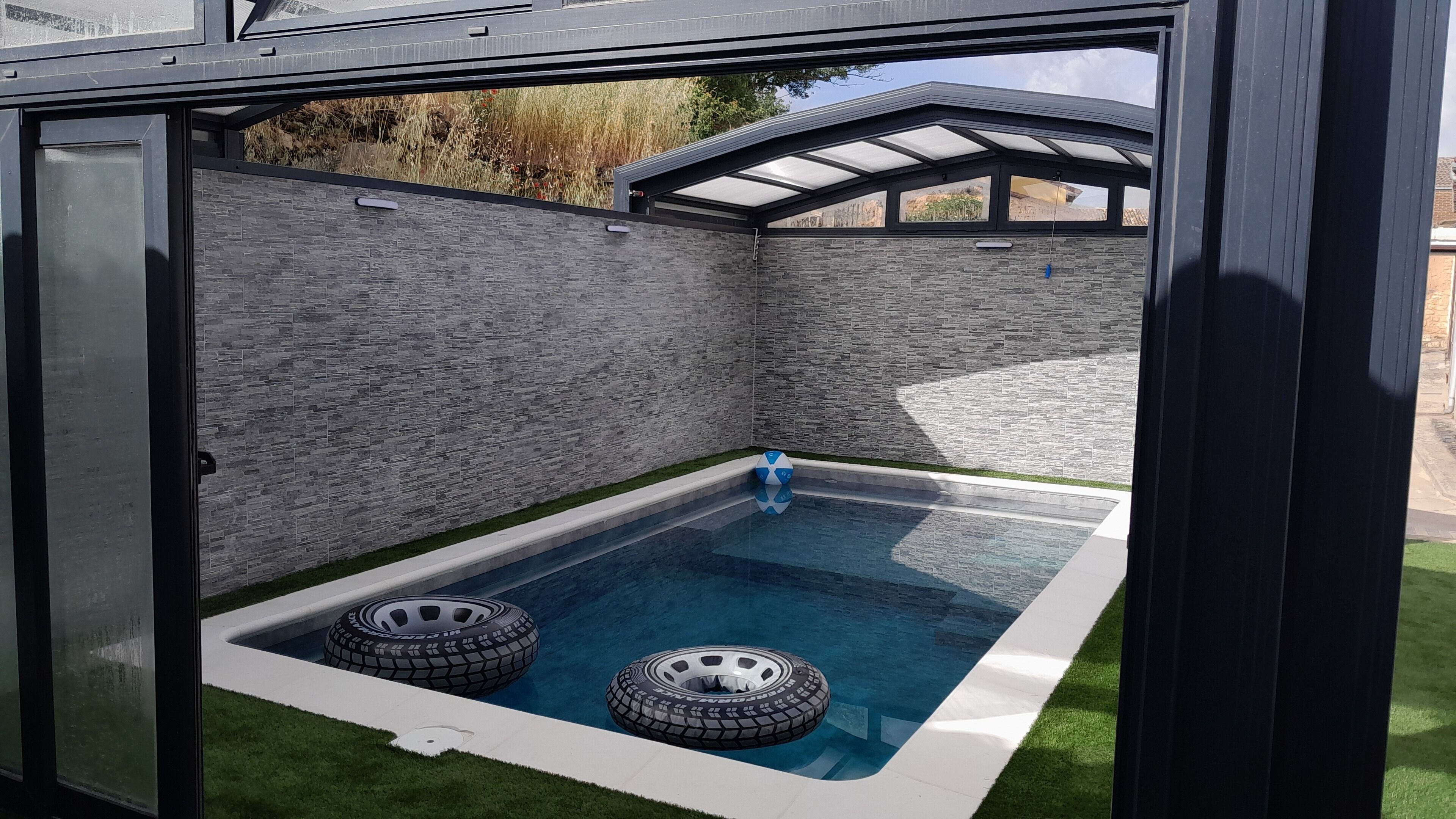 Una piscina cubierta