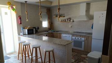 Geladeira, micro-ondas, fogão, cooktop