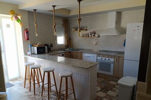 Fridge, microwave, oven, stovetop - Casa Totalmente Nueva, Para 16 Personas a 12 km de Burgos en un Pueblo Tranquilo (Villanueva-Matamala)