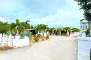 Property grounds - Manatee Pocket Place (Stuart)