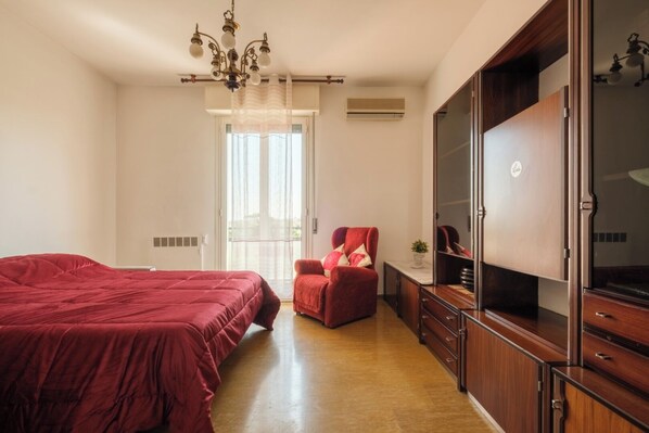 3 bedrooms, in-room safe, desk, iron/ironing board