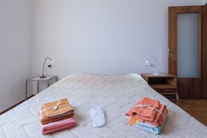 3 habitaciones, caja de seguridad en la habitación y escritorio 