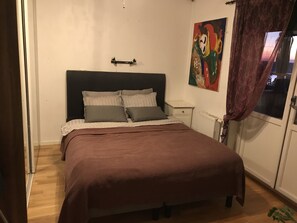 3 habitaciones, escritorio y tabla de planchar con plancha 