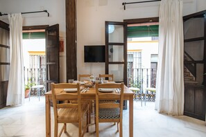 Dining - Independent House Santa Cruz, 3Bedrooms, 2Baths, 7 people. Parking opt (Sevilla)