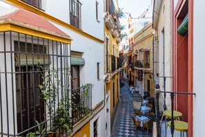 Outdoor dining - Independent House Santa Cruz, 3Bedrooms, 2Baths, 7 people. Parking opt (Sevilla)